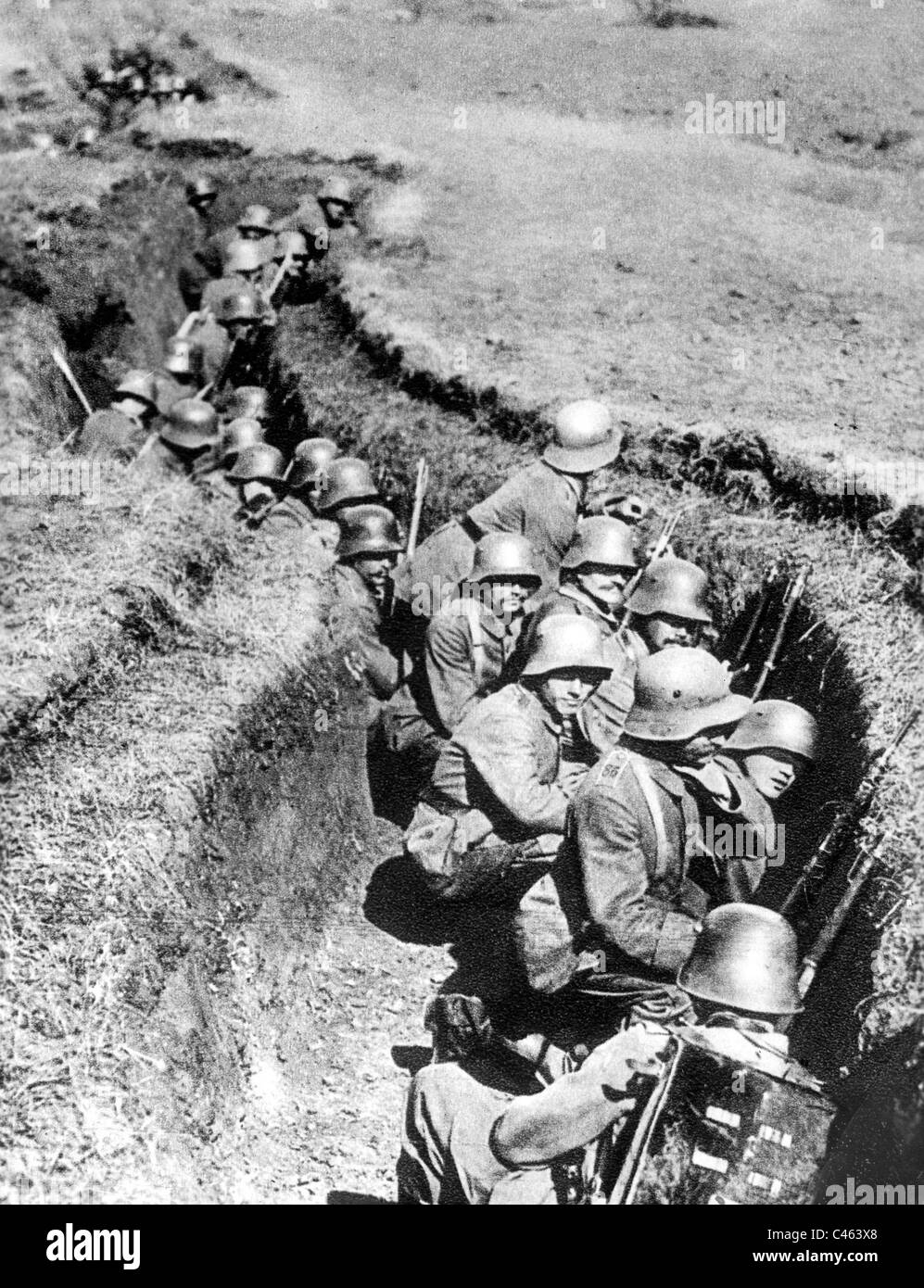 Deutsche Truppen warten in Gräben für den Befehl zum Angriff, 1918 Stockfoto