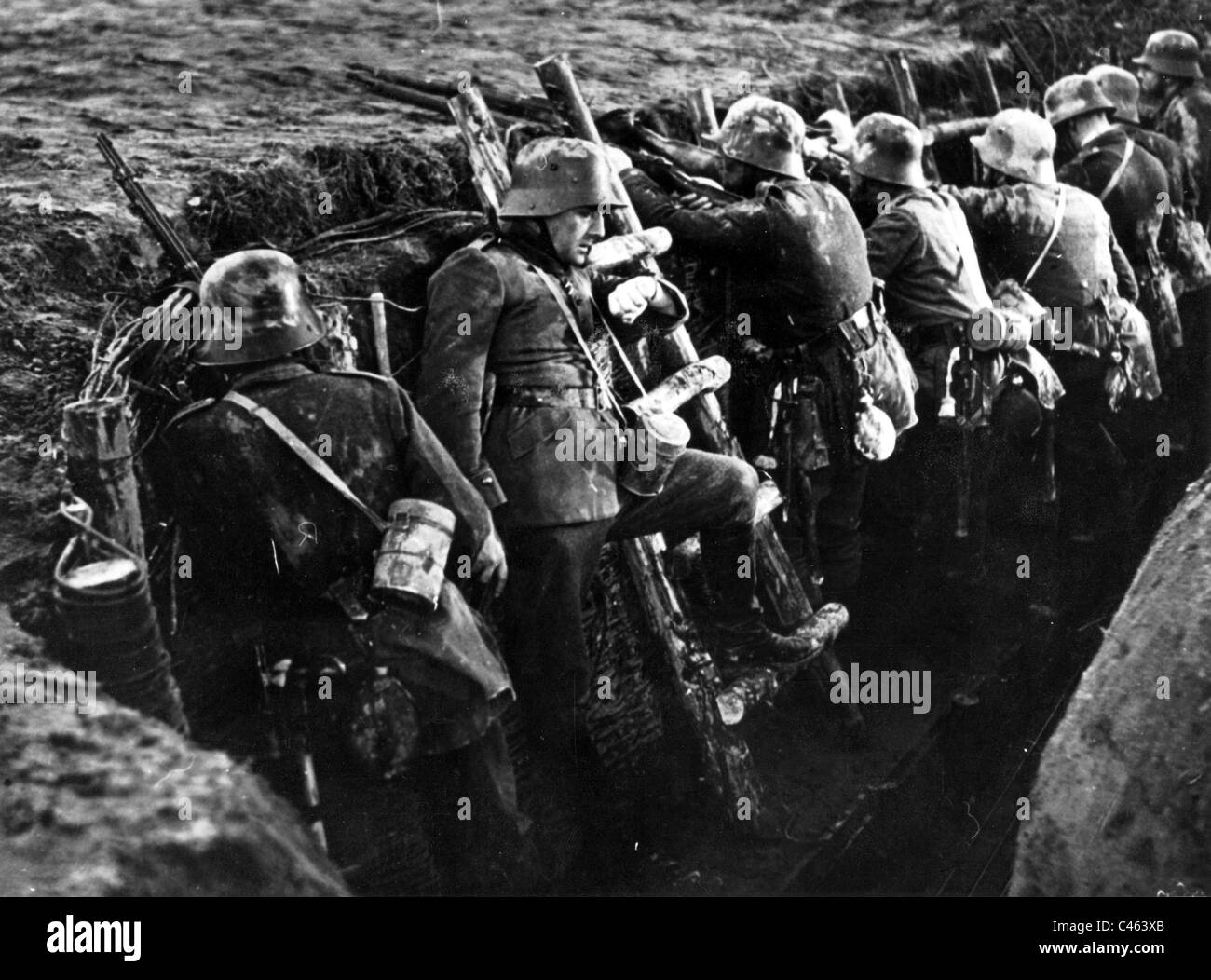 Deutsche Soldaten warten in einen Graben für den Befehl zum Angriff, 1918 Stockfoto
