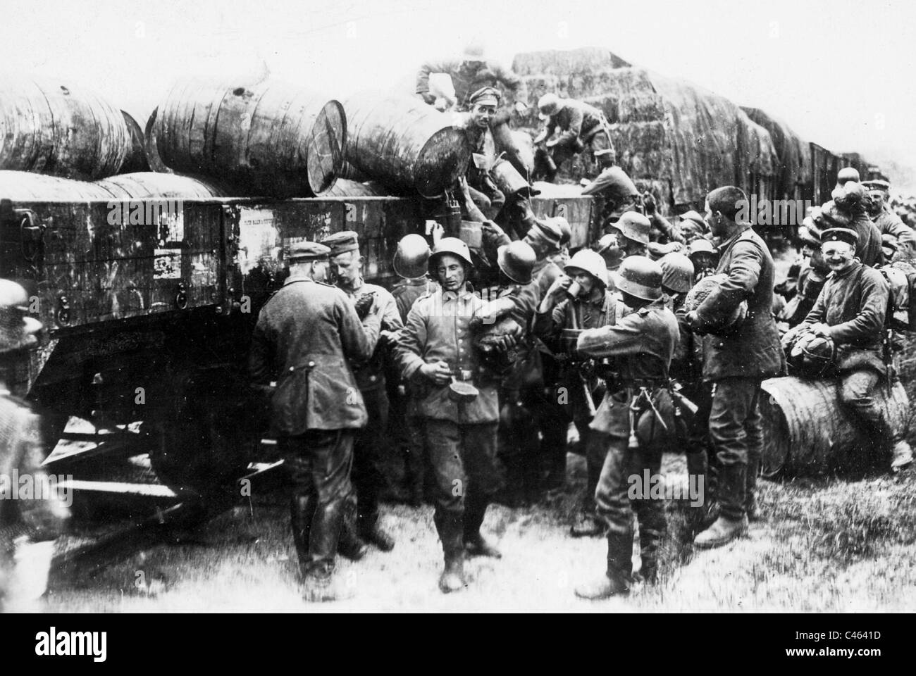Deutsche Soldaten plündern einen Vorrat an Lieferungen, 1918 Stockfoto