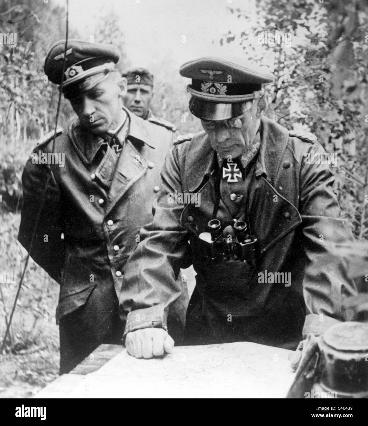 General Walther Graessner und Brigadier General Walther Hahm bei einem Briefing, 1942 Stockfoto