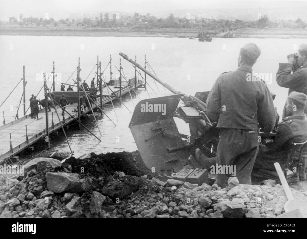 Flak sichert den Bau einer Brücke über den Dnjestr, 1941 Stockfoto