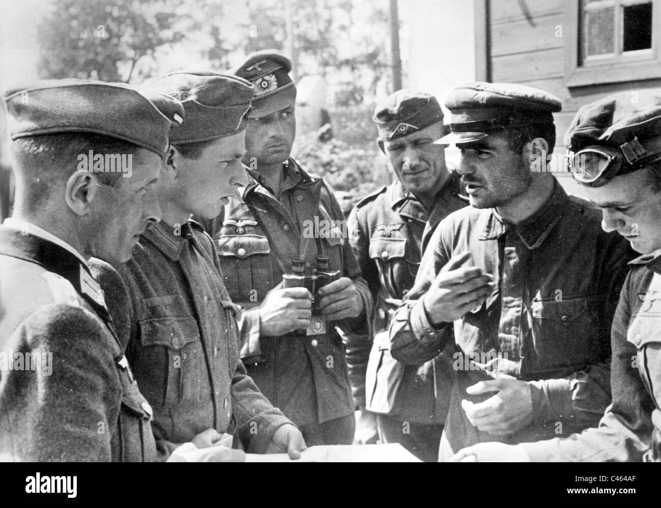 Deutsche Soldaten Verhören Politoffizier, 1941 Stockfoto