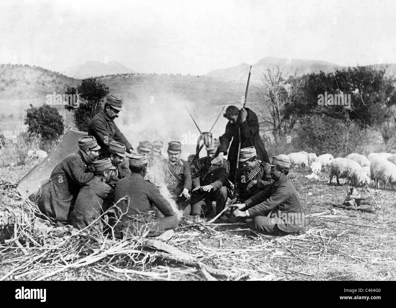 Griechische Infanterie am Lagerfeuer, 1913 Stockfoto