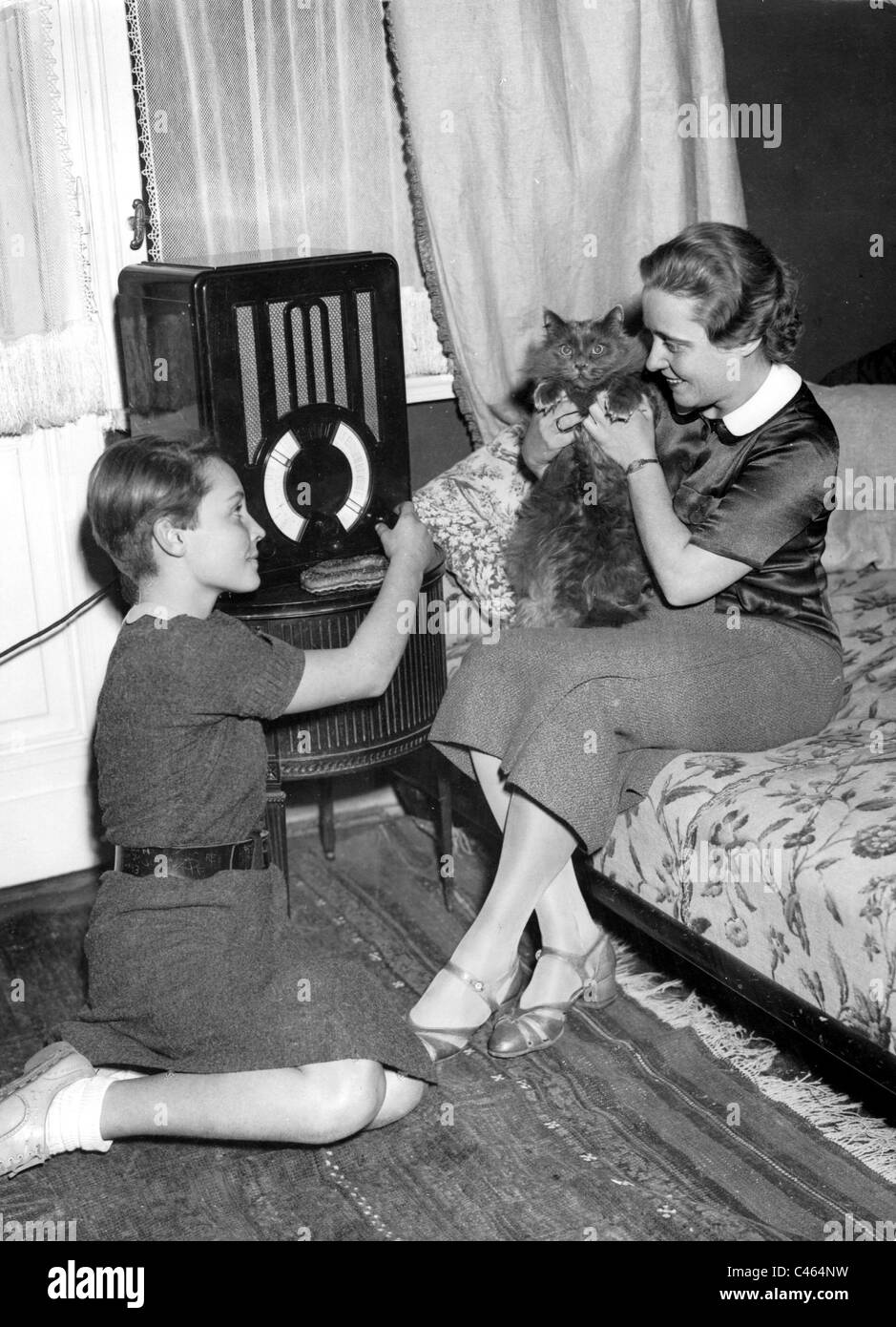 Kaethe Haack und ihre Tochter Hannah Schroth vor ein Funkgerät, 1934 Stockfoto