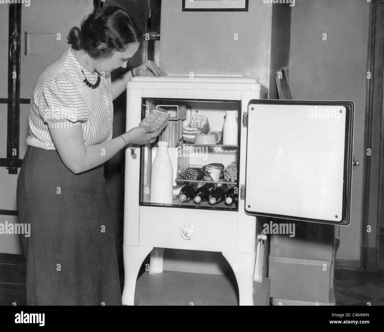 Hausfrau mit einem modernen Kühlschrank, 1936 Stockfoto