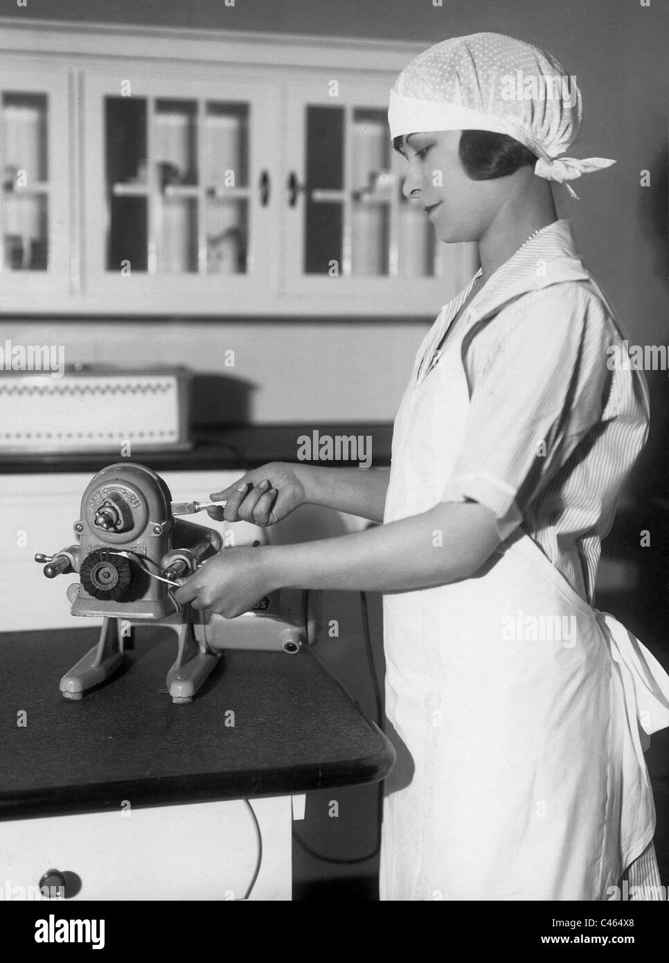 Eine Hausfrau mit elektrischen Reinigungsmaschine, 1927 Stockfoto