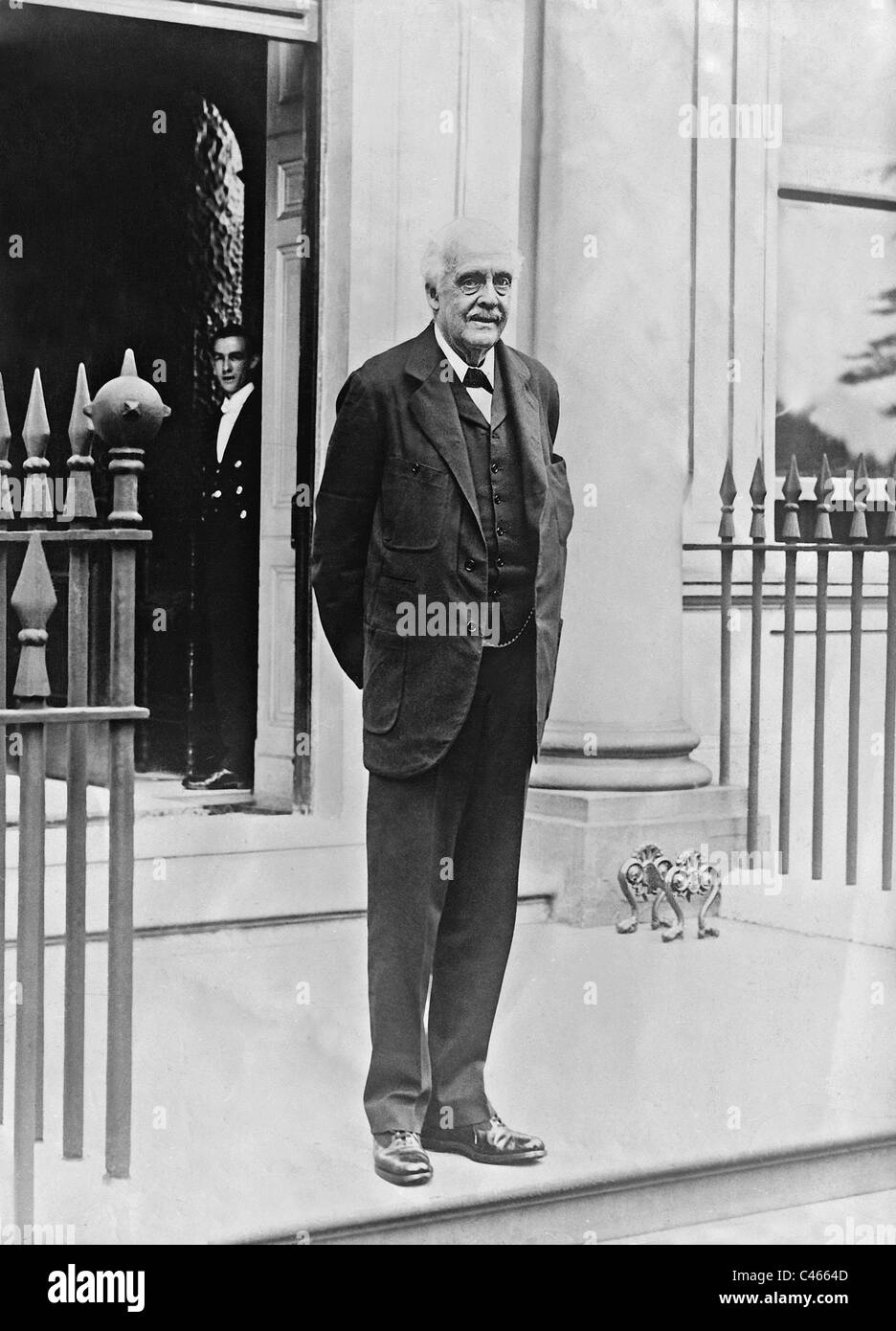 Arthur James Earl von Balfour vor seinem Haus in London, 1928 Stockfoto