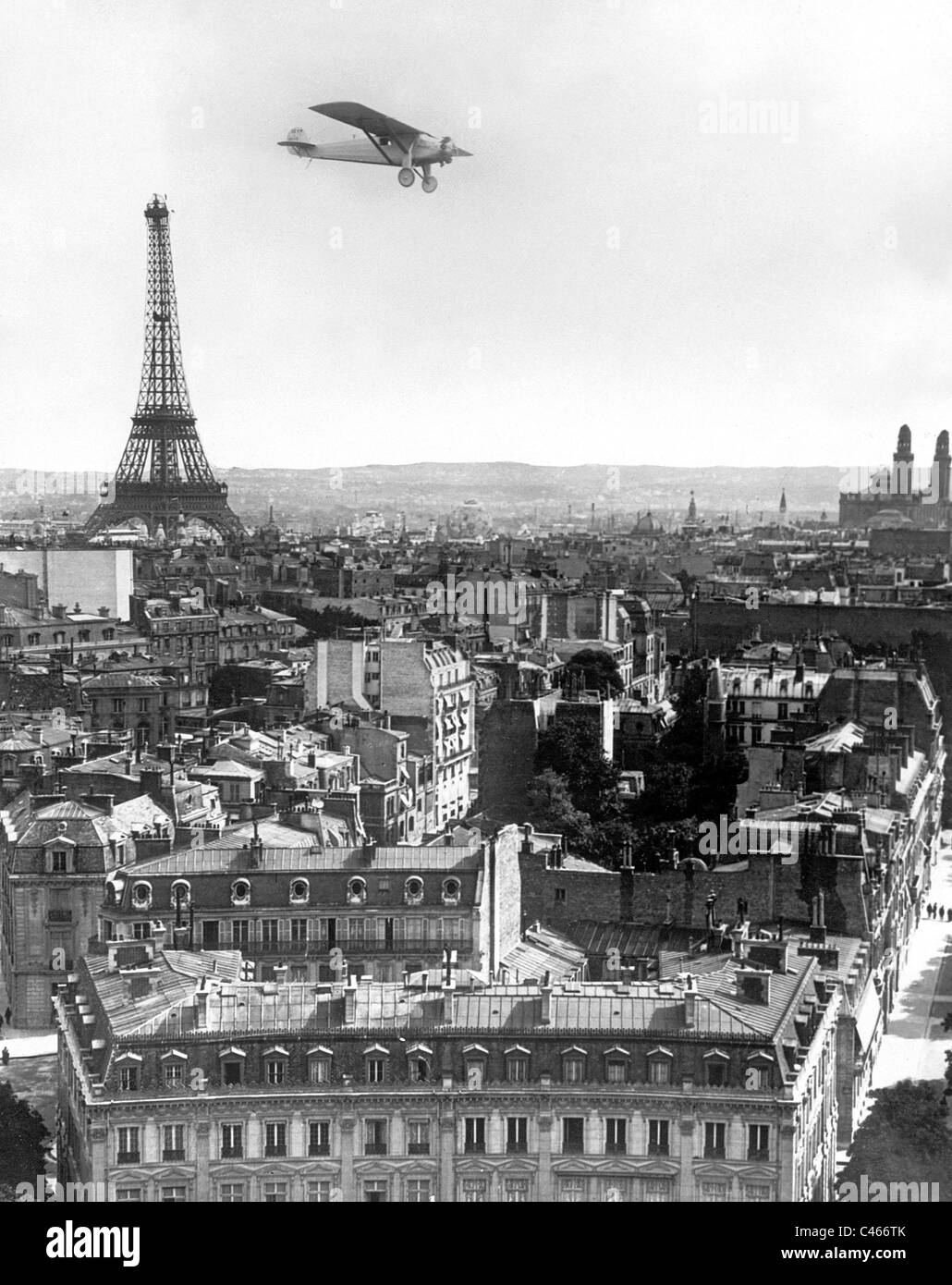Charles Lindbergh in den "Spirit of St. Louis" über Paris, 1927