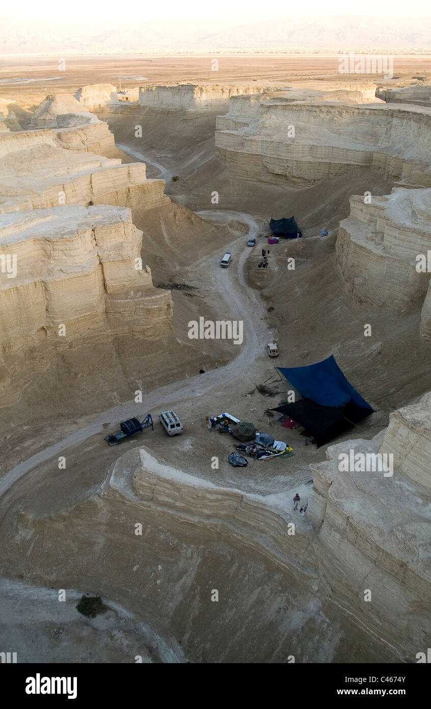 Luftaufnahme von Reisenden in einem Wadi in der Nähe des Toten Meeres Stockfoto