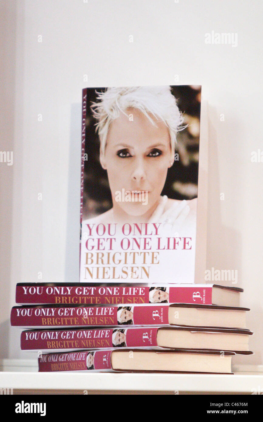 Kopien der Brigitte Nielsens Autobiographie unter dem Titel Sie erhalten nur ein Leben. Stockfoto