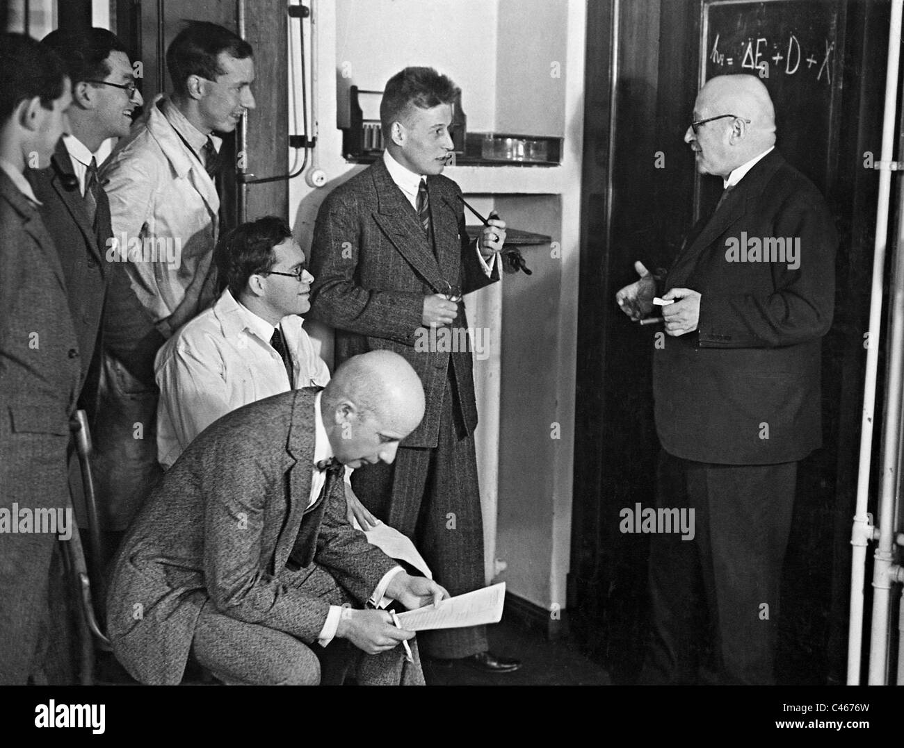 Fritz Haber mit Studenten und Mitarbeitern Stockfoto