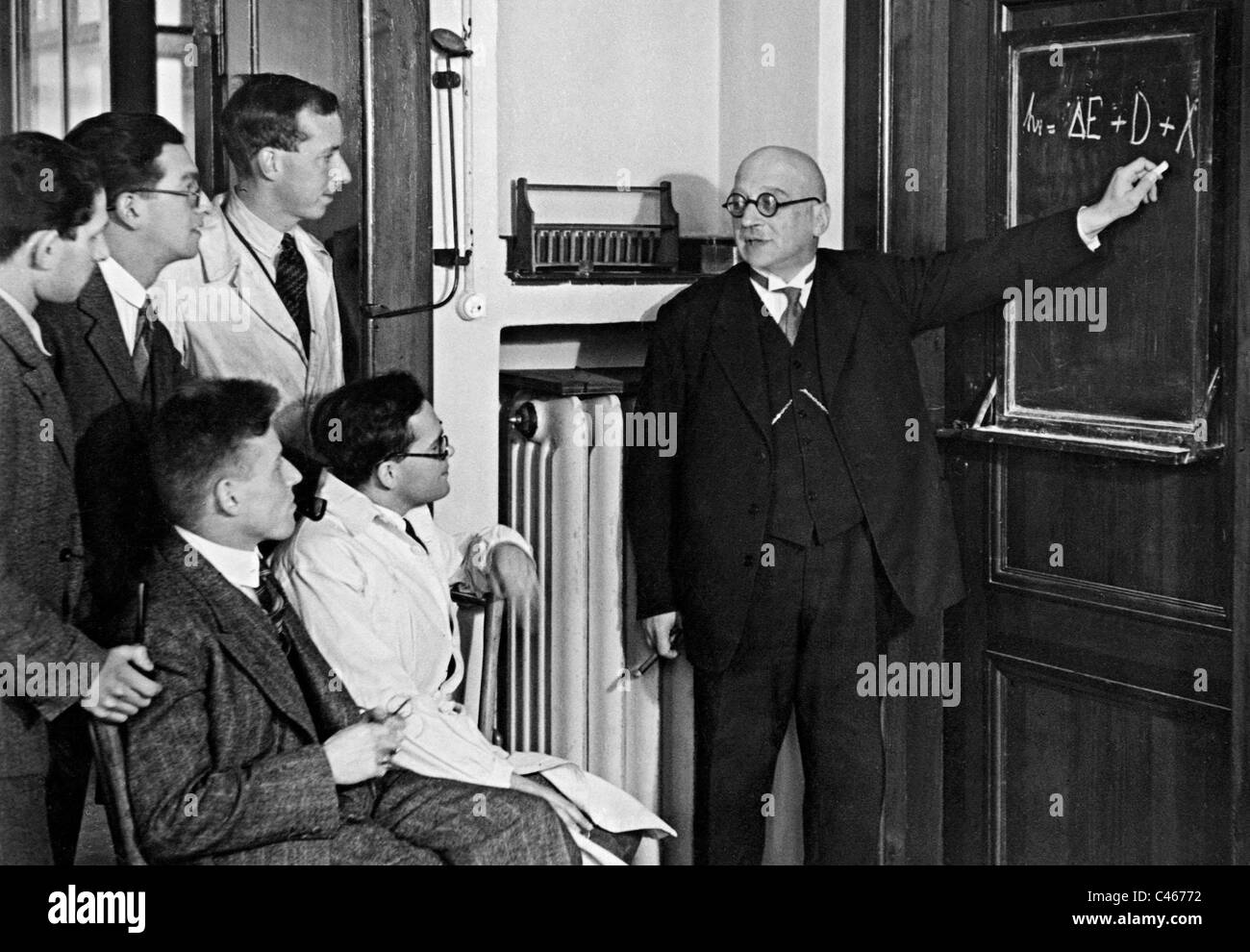 Fritz Haber mit Studenten und Mitarbeitern Stockfoto