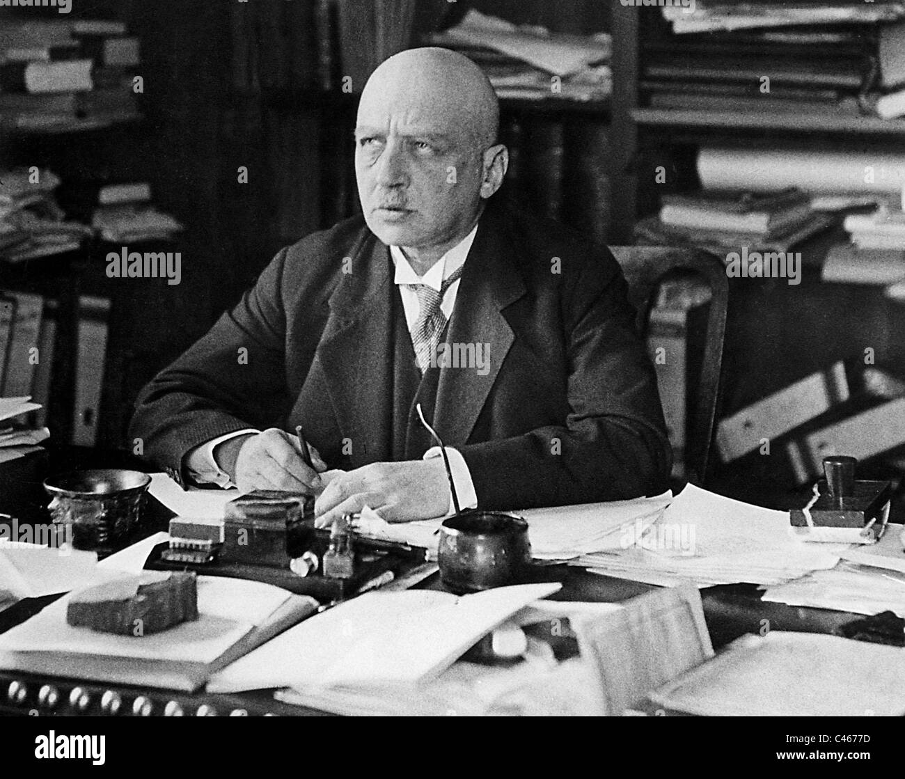 Fritz Haber an seinem Schreibtisch, 1931 Stockfoto