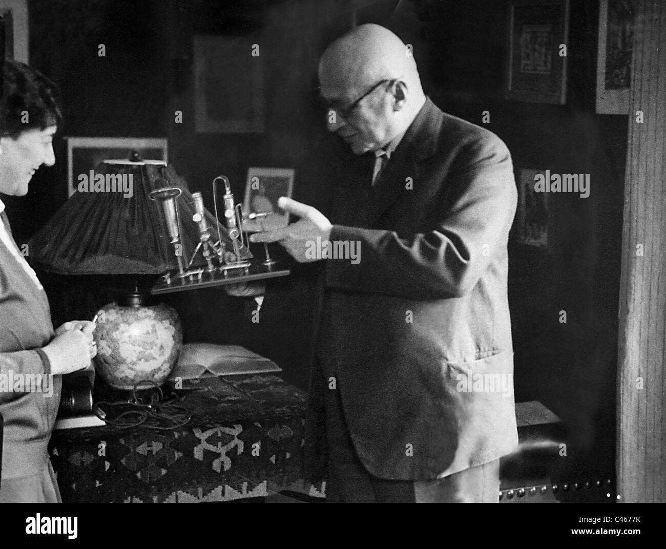 Fritz Haber mit dem Modell einer Anlage für die Produktion von Stickstoff, 1931 Stockfoto