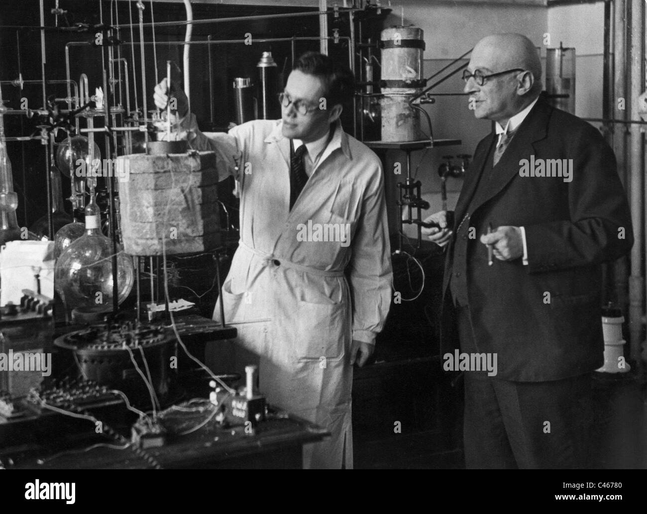 Fritz Haber in einem Laborexperiment, 1918 Stockfoto