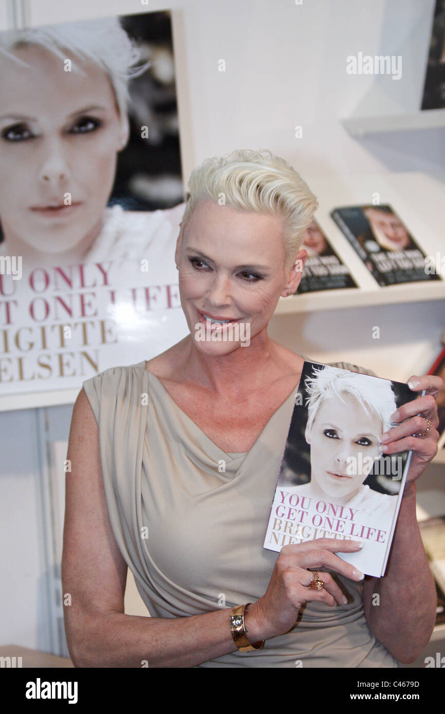 Brigitte Nielsen Posen für die Fotografen bei der Vorstellung ihrer Autobiographie unter dem Titel Sie erhalten nur ein Leben. Stockfoto