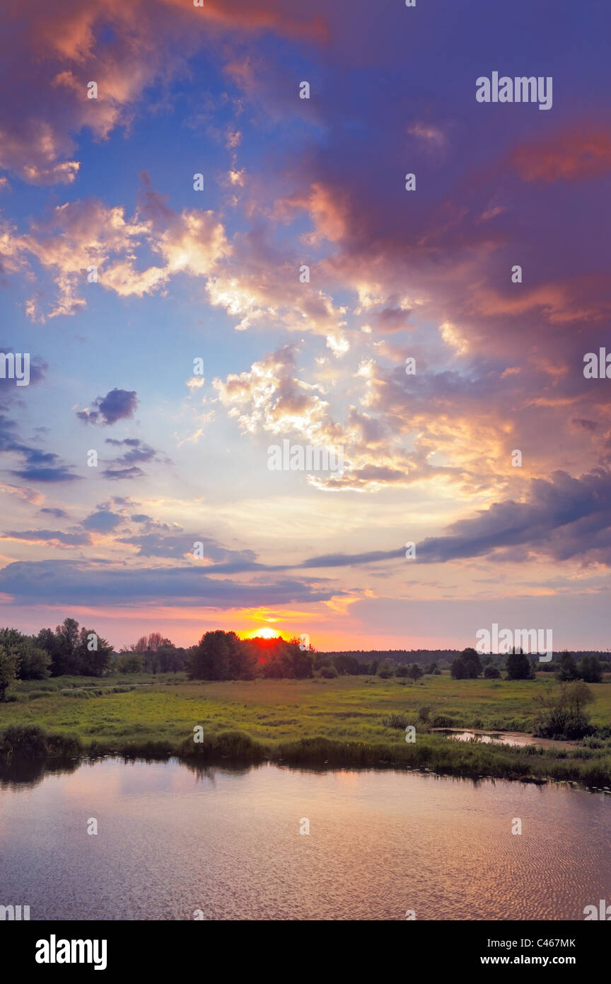 Wunderschönen Sonnenaufgang und romantischen Wolken am Himmel. Hochwasser des Flusses Narew, Polen. Stockfoto