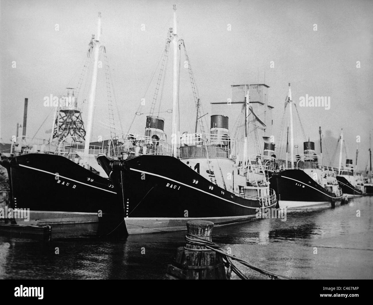 Walfang-Schiffe im Hafen, 1938 Stockfoto