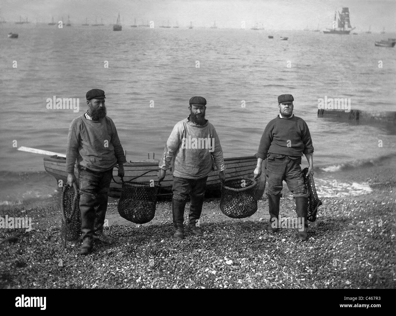 Austernfischer tragen ihren Fang an Land, 1903 Stockfoto