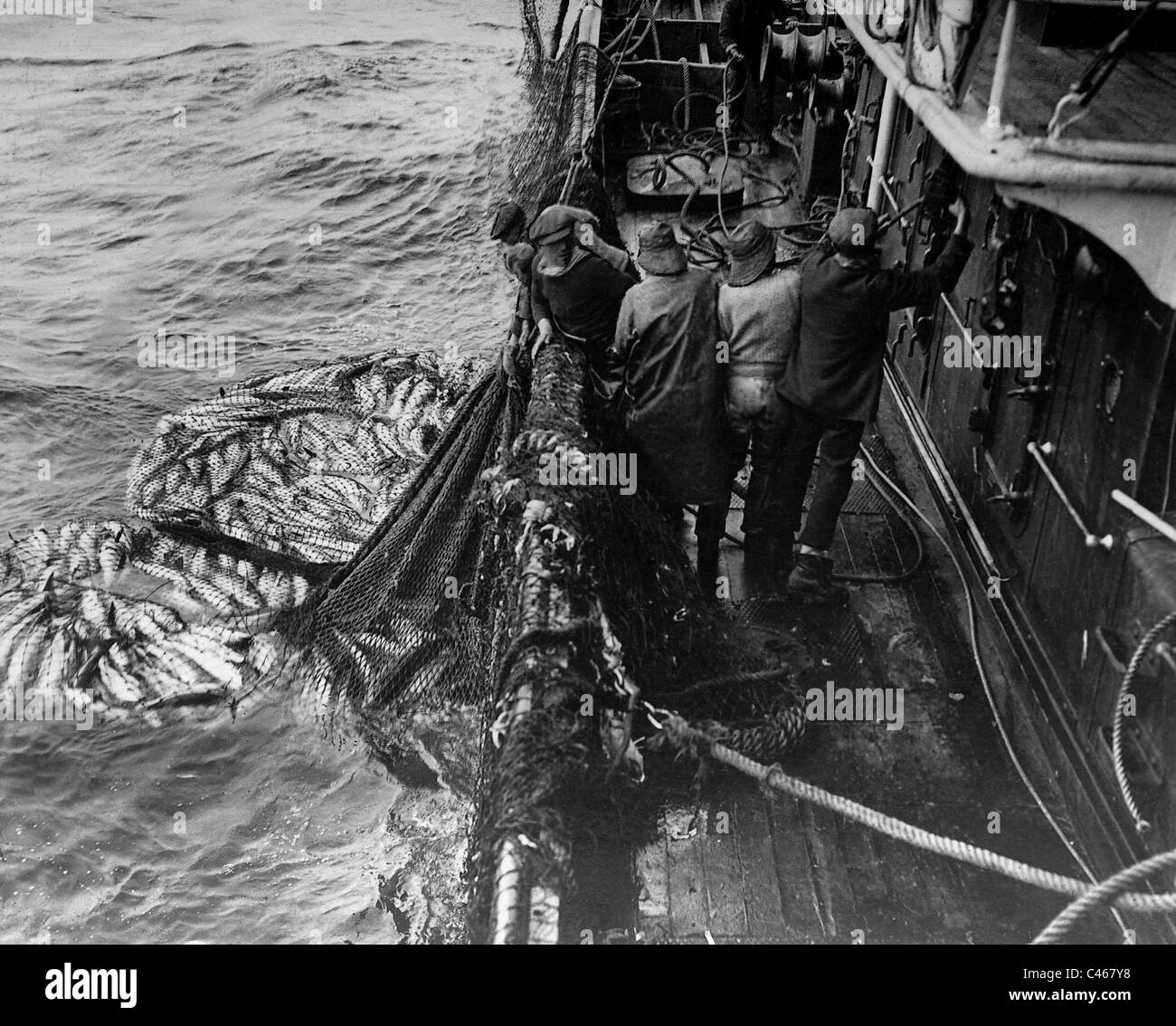 Fischer nehmen in ihren Netzen, 1913 Stockfoto
