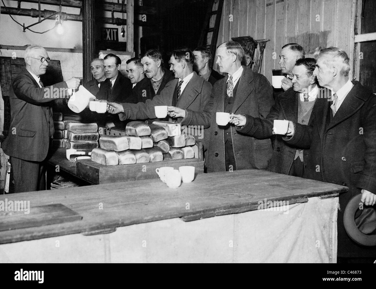 Verteilung von Nahrungsmitteln für Arbeitslose während der großen Depression 1930 Stockfoto