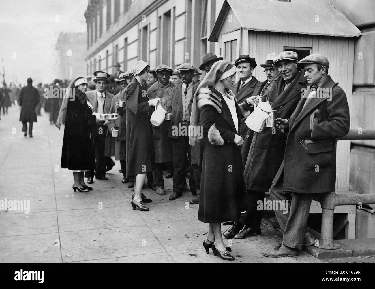 Rotes Kreuz Krankenschwestern verteilen Kaffee für Arbeitslose während der großen Depression, 1931 Stockfoto