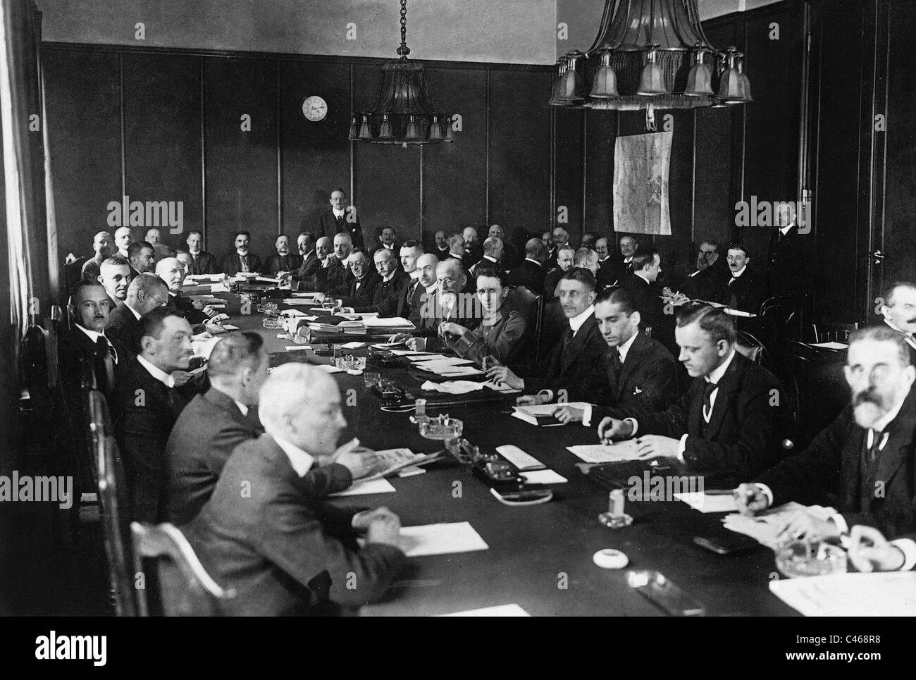 Treffen im Büro für die Friedensverhandlungen von Versailles in Berlin, 1919 Stockfoto