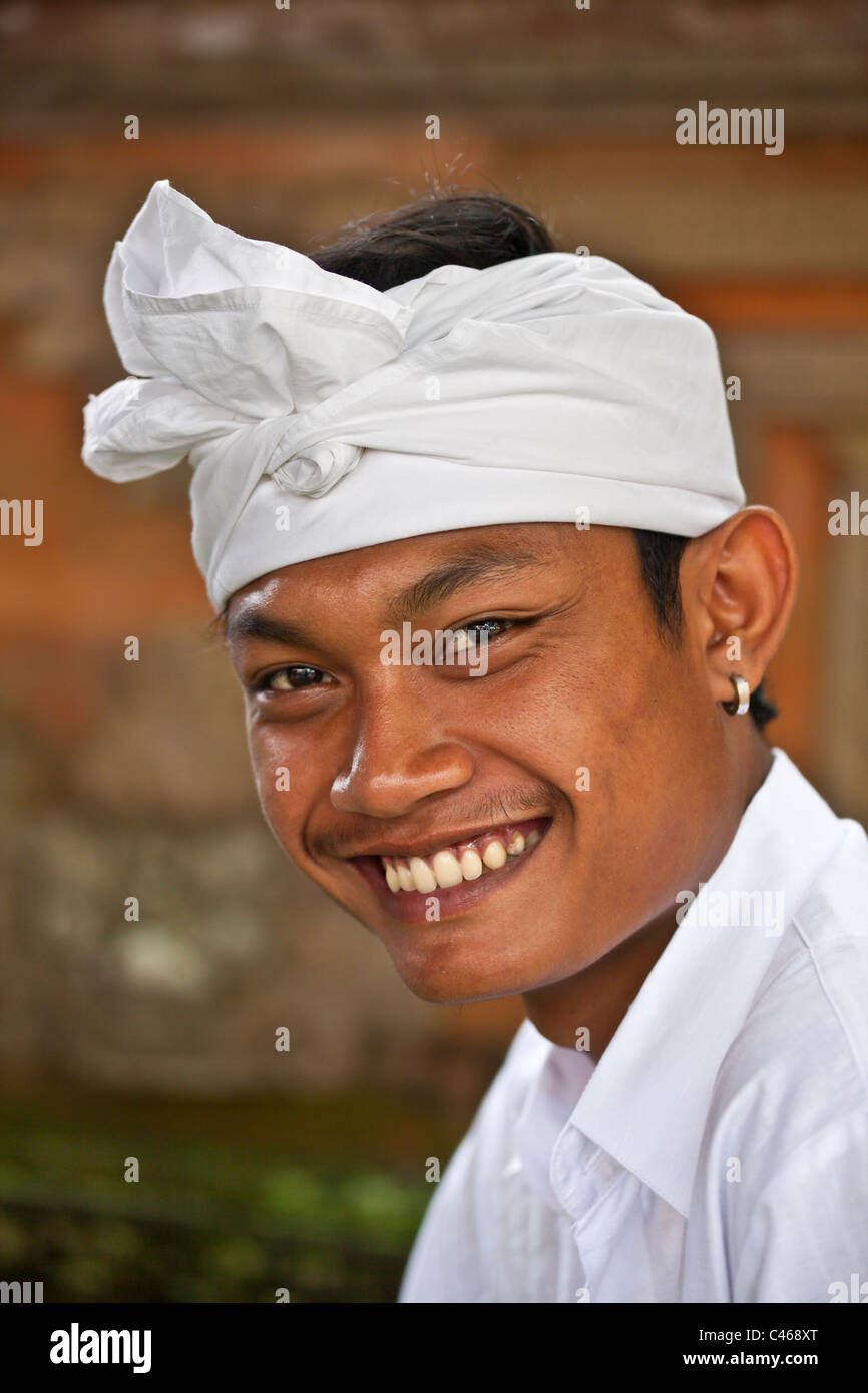 Ein junger BALINESE Mann ist bei PURA BEJI im Dorf Mas während der GALUNGAN FESTIVAL - UBUD, BALI, Indonesien Stockfoto