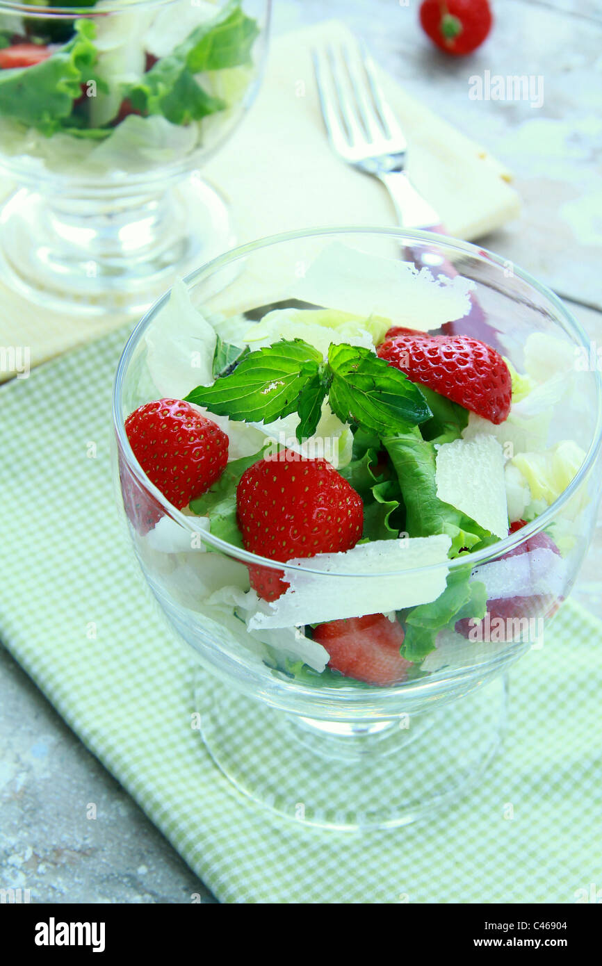Sommer-Salat mit Erdbeeren, Käse und Salat Stockfoto
