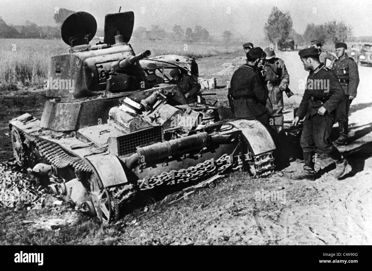Zerstörter Panzer der Roten Armee, an der Ostfront, nach 1941 (s/w Foto) Stockfoto