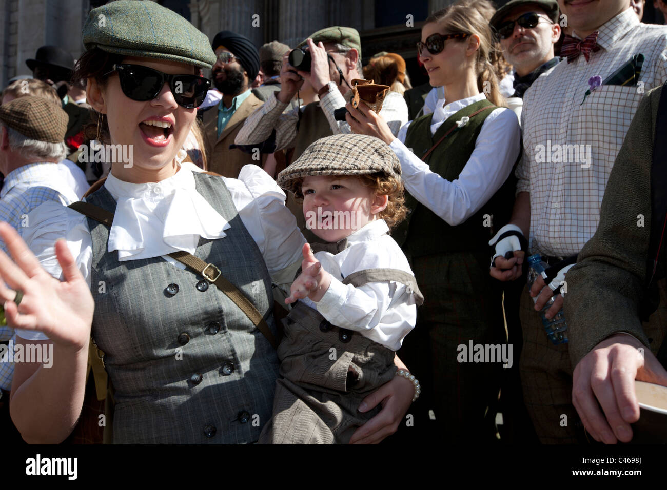 Der Tweed Run, London, UK, 11. April 2011: Teilnehmer versammeln sich in Paternoster Square Foto von Mike Goldwater Stockfoto