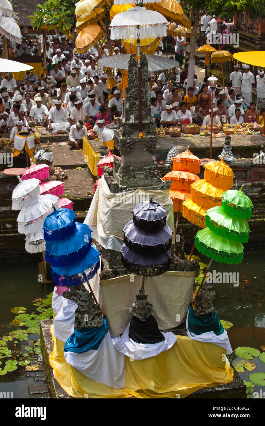 BALINESISCHE treu bringen Opfergaben PURA BEJI im Dorf Mas während der GALUNGAN FESTIVAL - UBUD, BALI, Indonesien Stockfoto