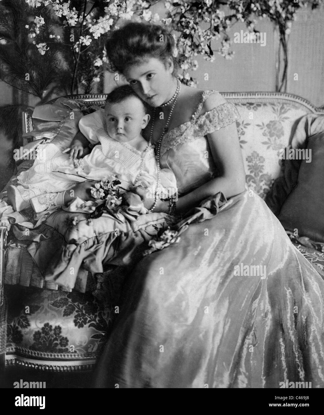 Herzogin Marie Gabrielle in Bayern mit ihrem Sohn Stockfotografie Alamy