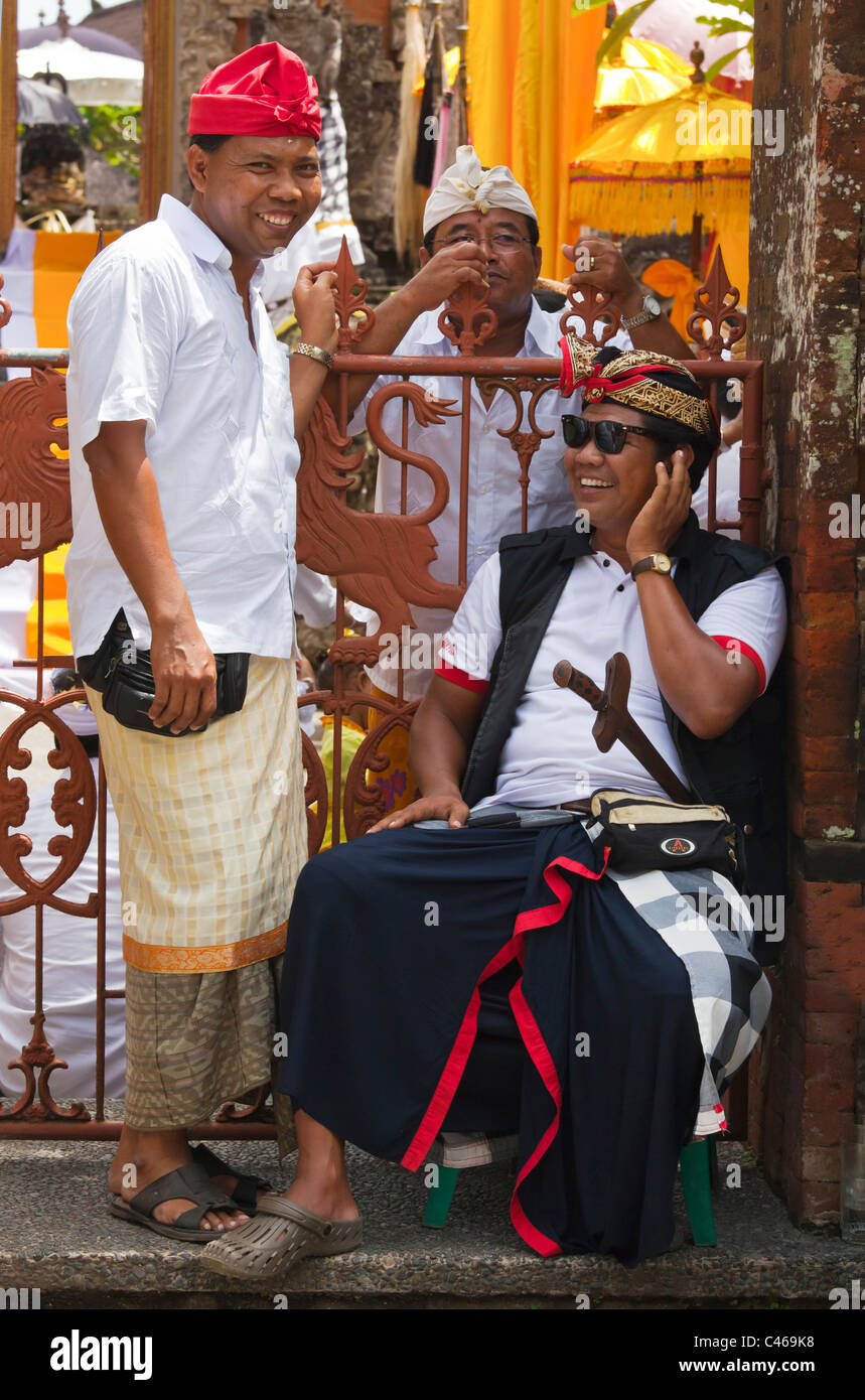 Wachen Witz um bei PURA BEJI im Dorf Mas während der GALUNGAN FESTIVAL - UBUD, BALI, Indonesien Stockfoto