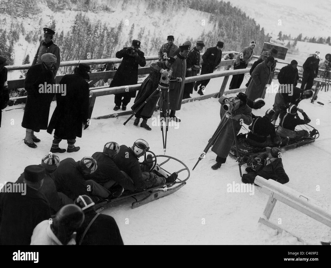 Bobfahrer und Fotografen bei den Olympischen Spielen 1936 Stockfoto