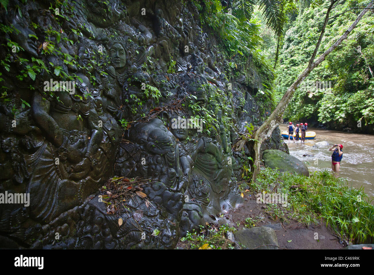 Handwerker haben die Geschichte des RAMAYANA in Stein an den Ufern des AYUNG RIVER - UBUD, BALI, Indonesien geschnitzt. Stockfoto