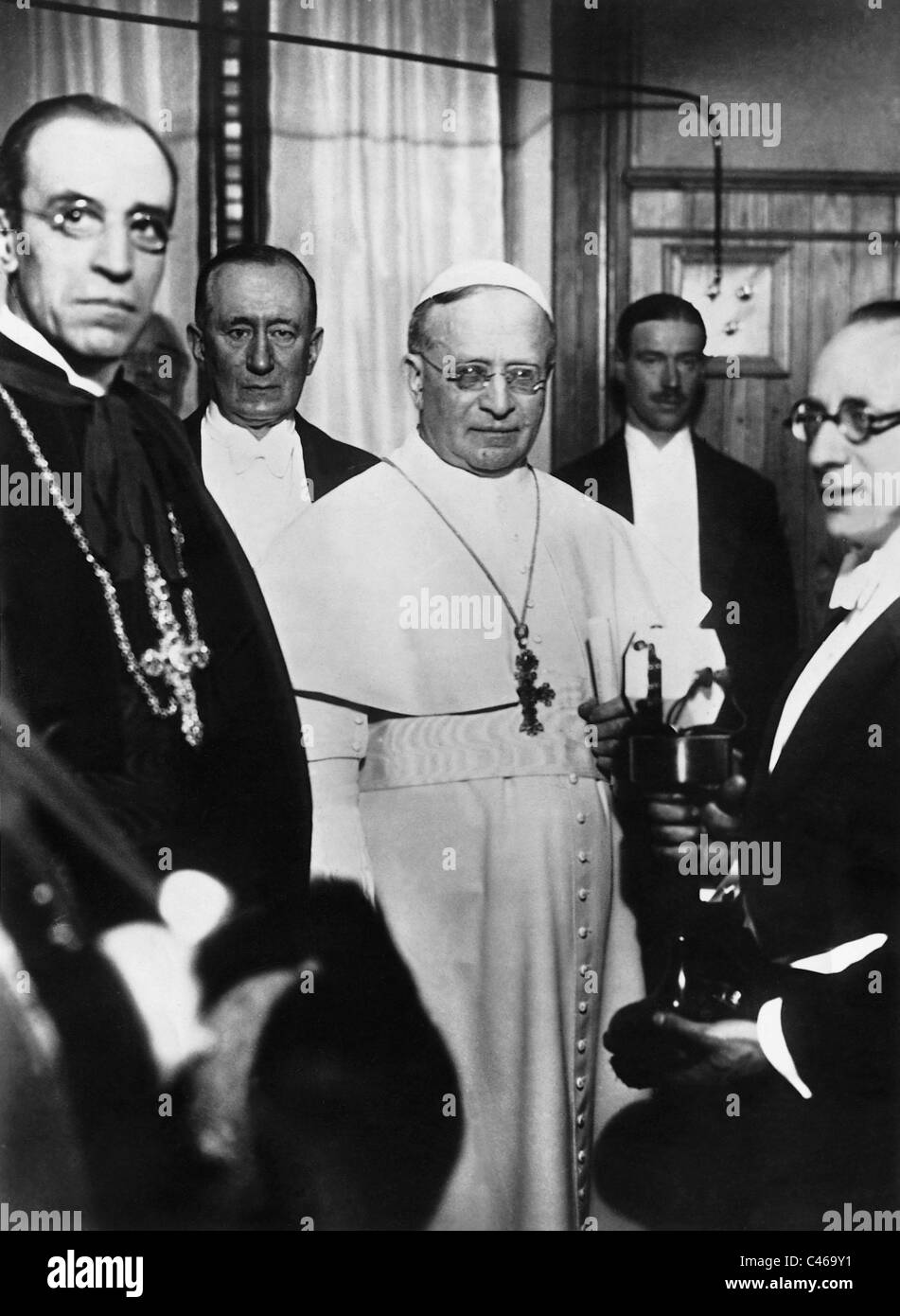 Papst Pius XI., Guglielmo Marconi und Eugenio Pacelli, bei der Einweihung des Radio Vatikan 1931 Stockfoto