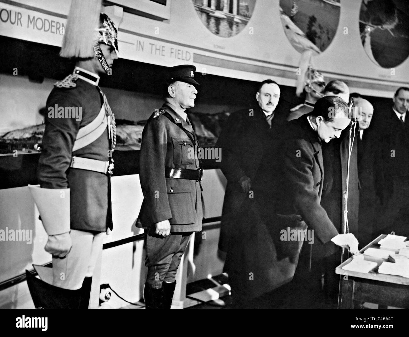 Duff Cooper öffnet sich eine militärische Ausstellung, 1937 Stockfoto