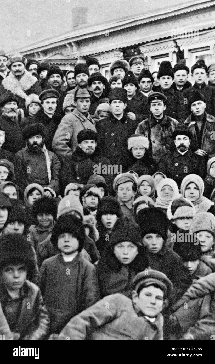 Vladimir Ilyich Lenin und Krupskaya unter den Bauern, 1922 Stockfoto