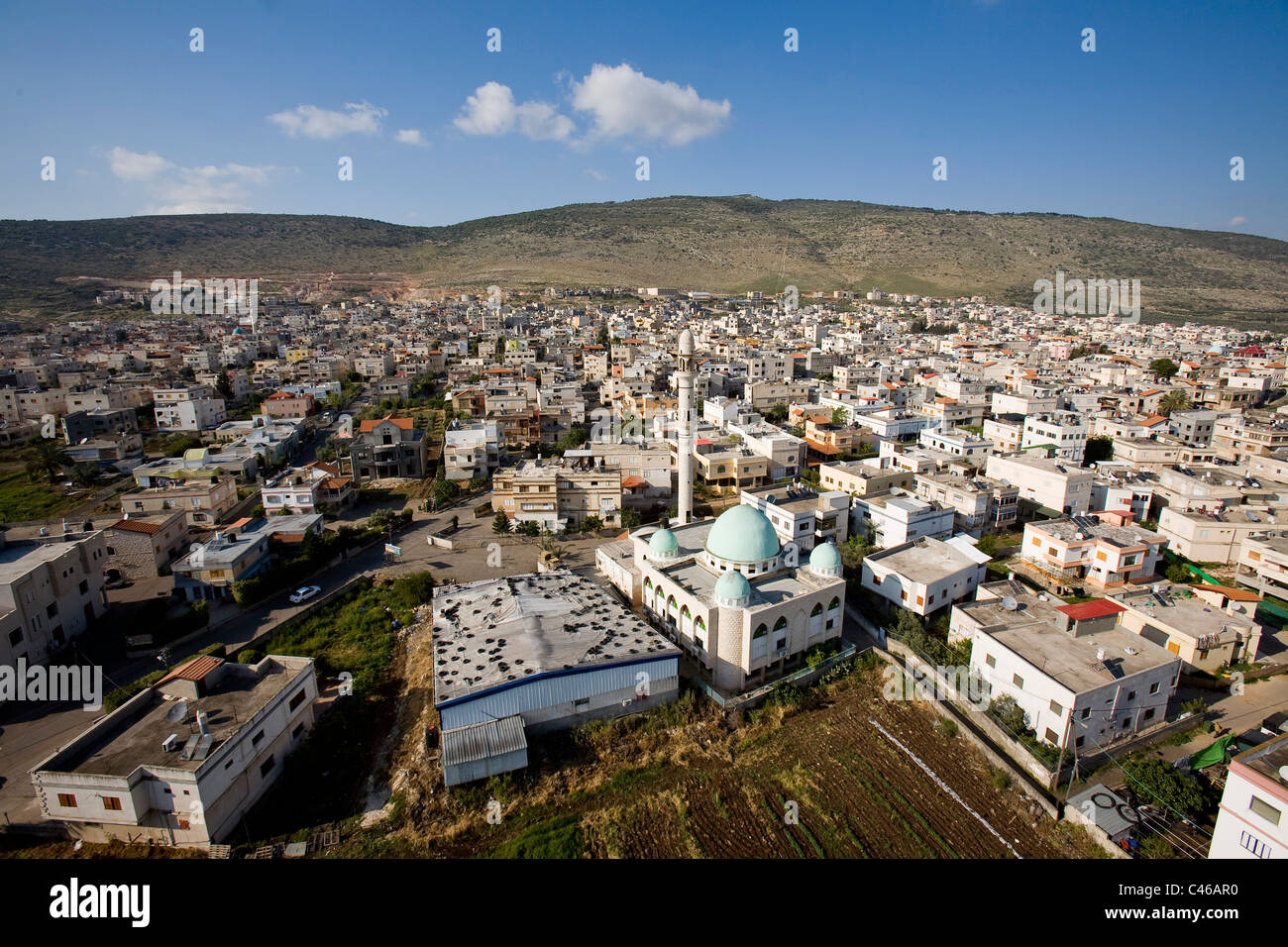 Luftaufnahme der Moschee des arabischen Dorf von Manda in der unteren Galiläa Stockfoto