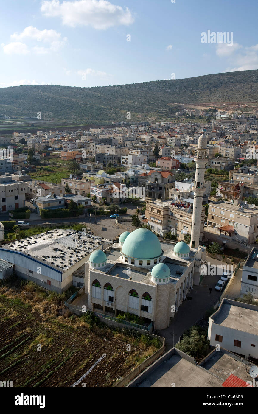 Luftaufnahme der Moschee des arabischen Dorf von Manda in der unteren Galiläa Stockfoto