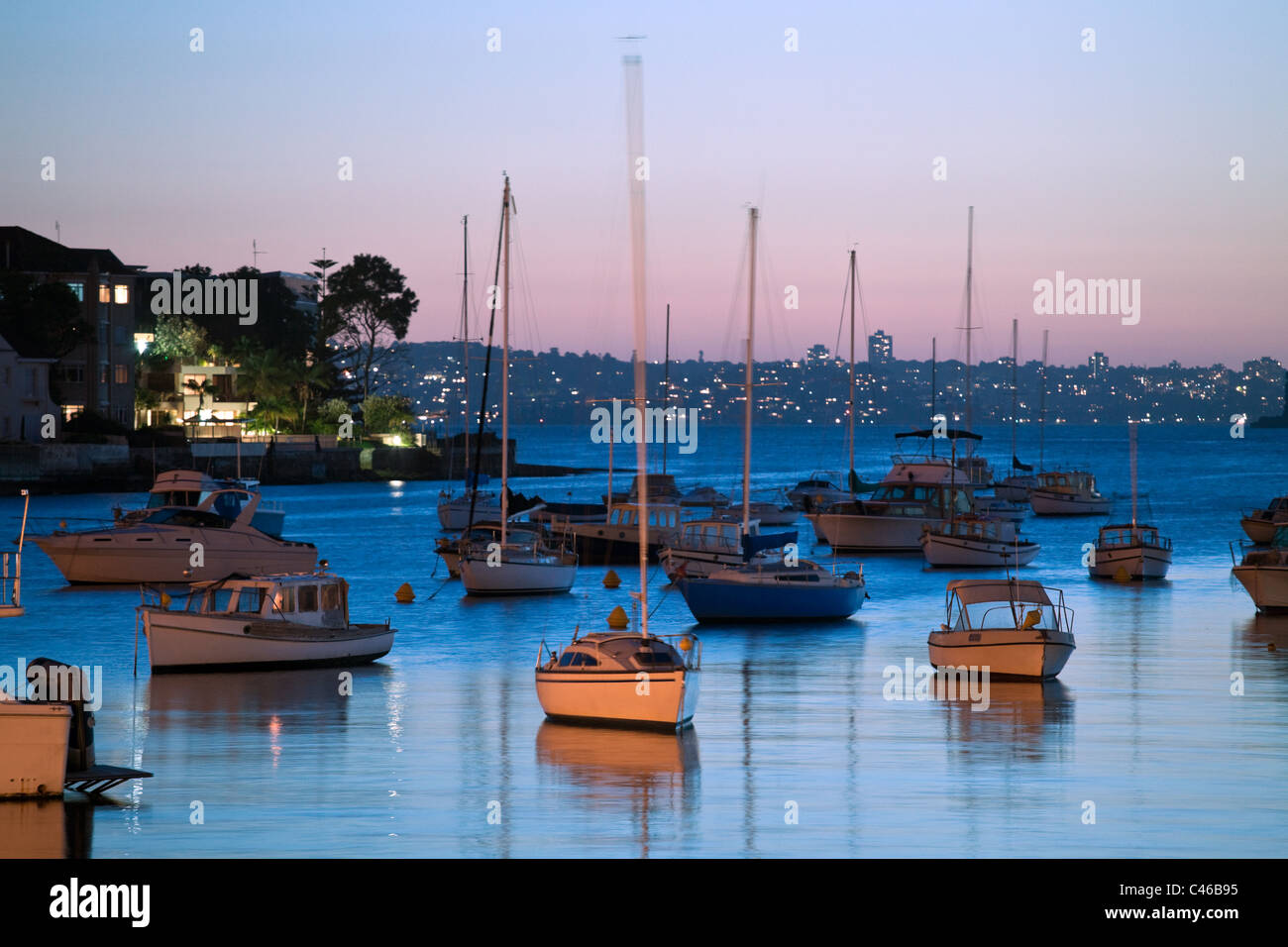 Eine abgeschiedene Oase für Boote im Hafen von Sydney in der Nähe von Manly Cove. Stockfoto