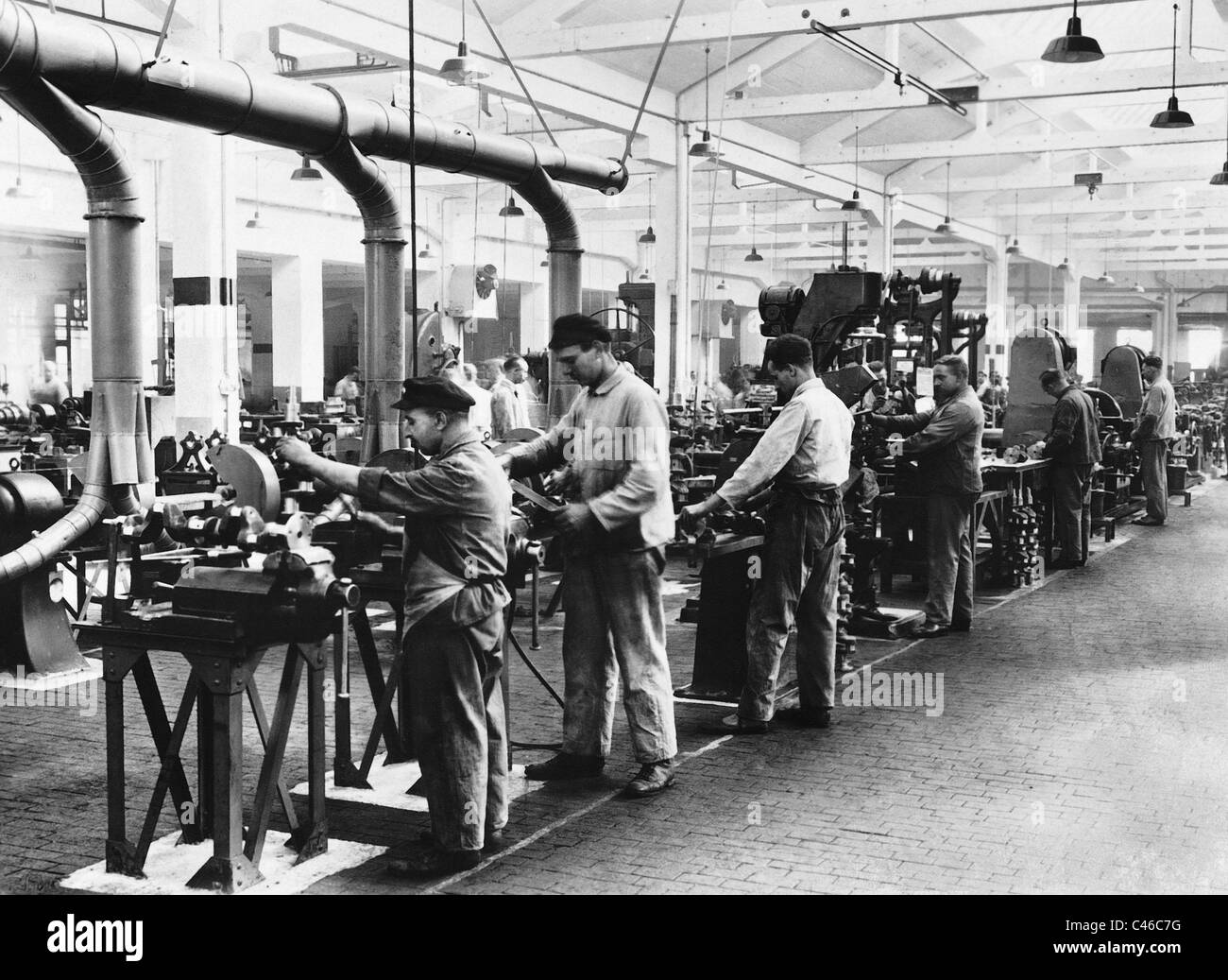 Industrielle Arbeiter an ihren Arbeitsplätzen, 1934 Stockfoto