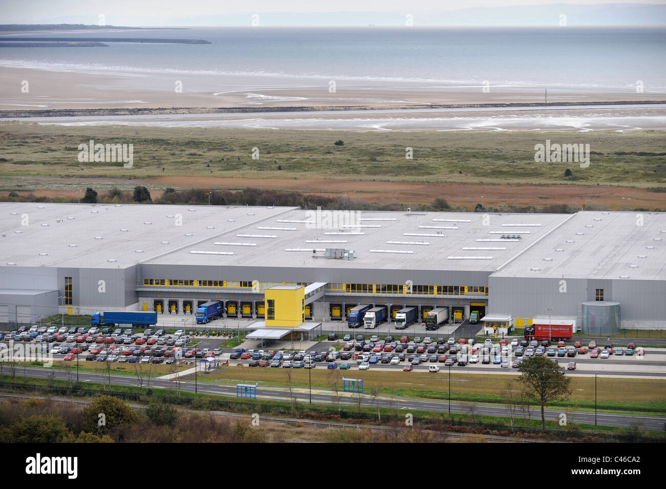 Gesamtansicht von der Online-Händler Amazon-Logistikzentrum in Swansea, Südwales Stockfoto