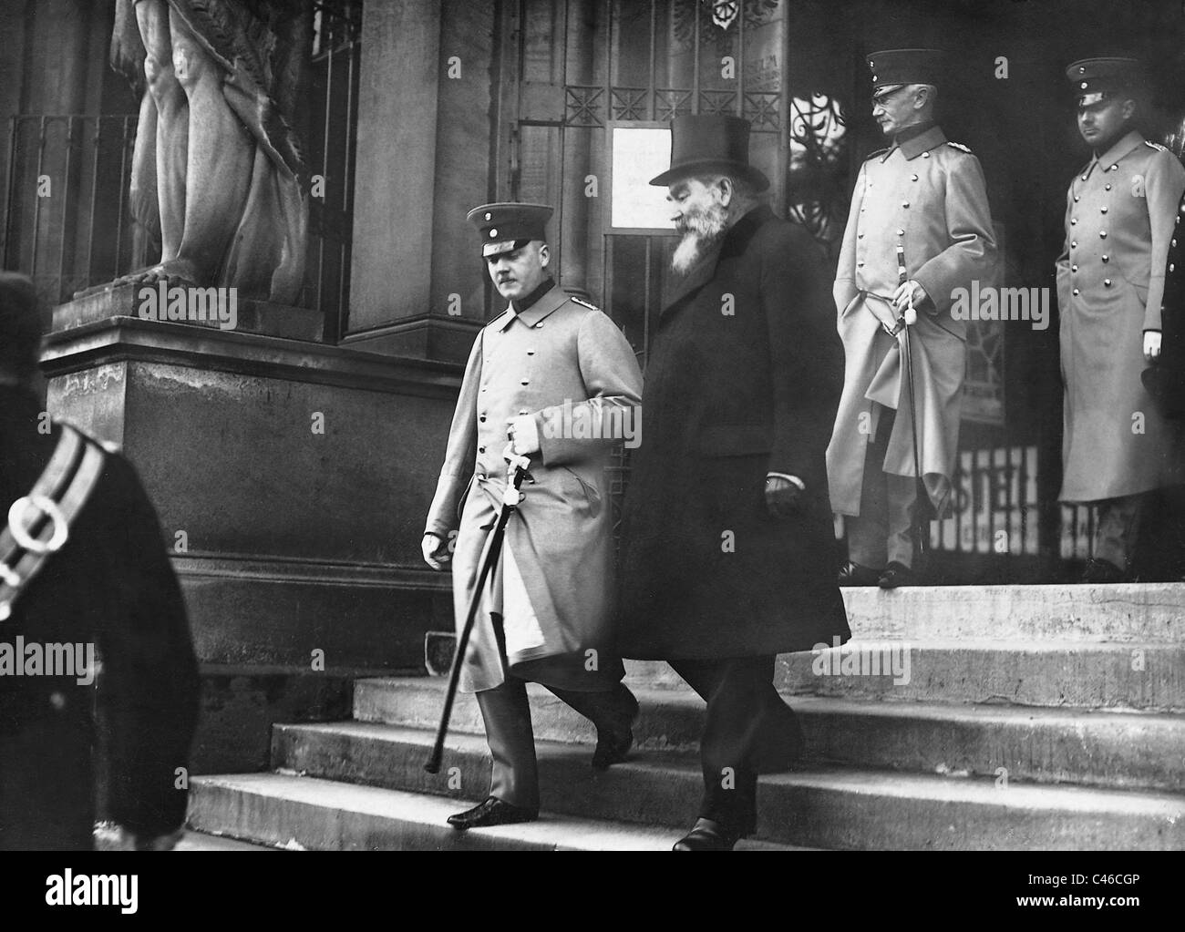 Crown Prince George von Sachsen und Oskar von Miller vor dem Deutschen Museum, 1914 Stockfoto