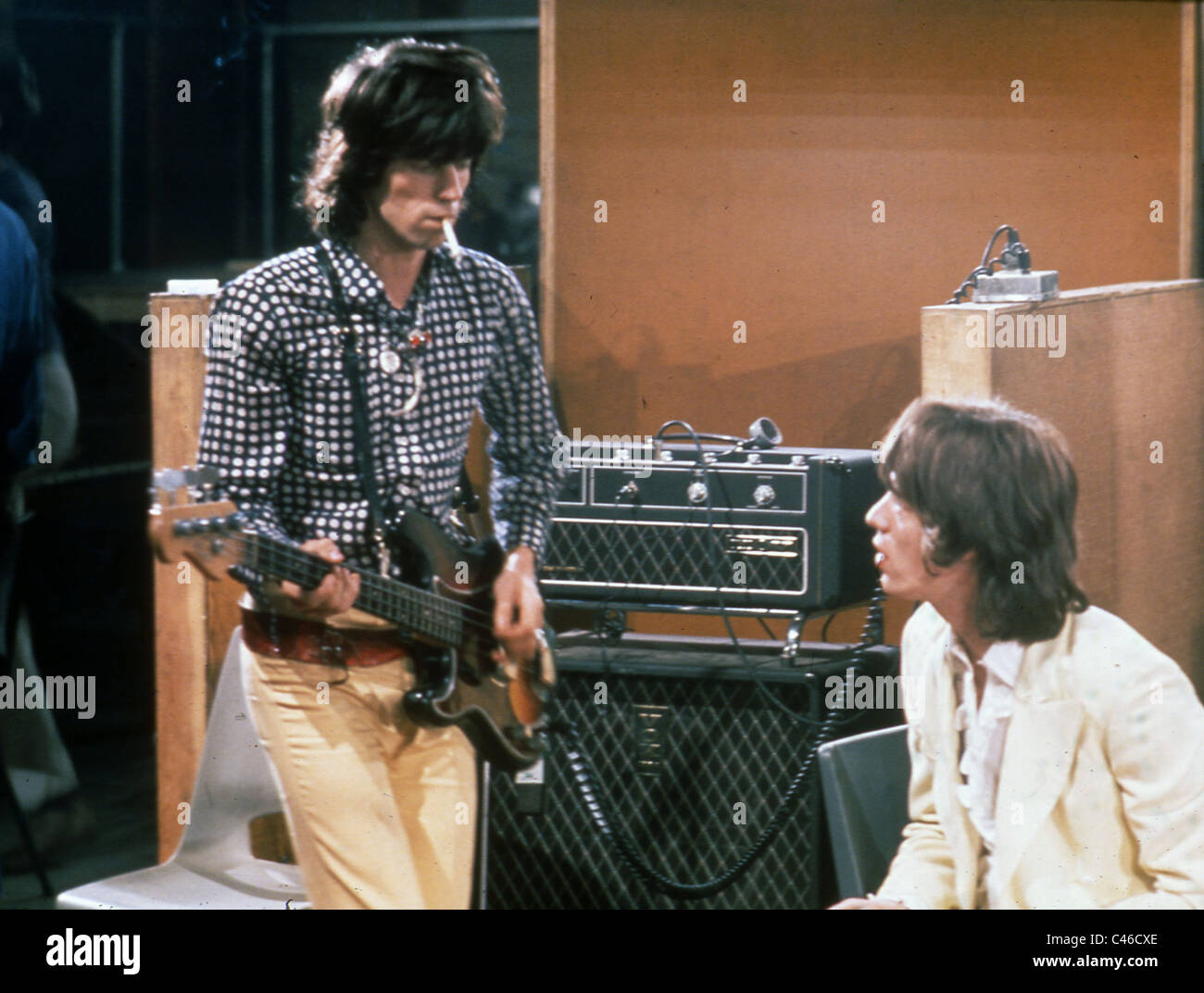 KEITH RICHARDS (l) und Mick Jagger Tonaufnahme für Film Sympathy For The Devil aka One Plus One, Juni 1968. Foto Tony Gale Stockfoto