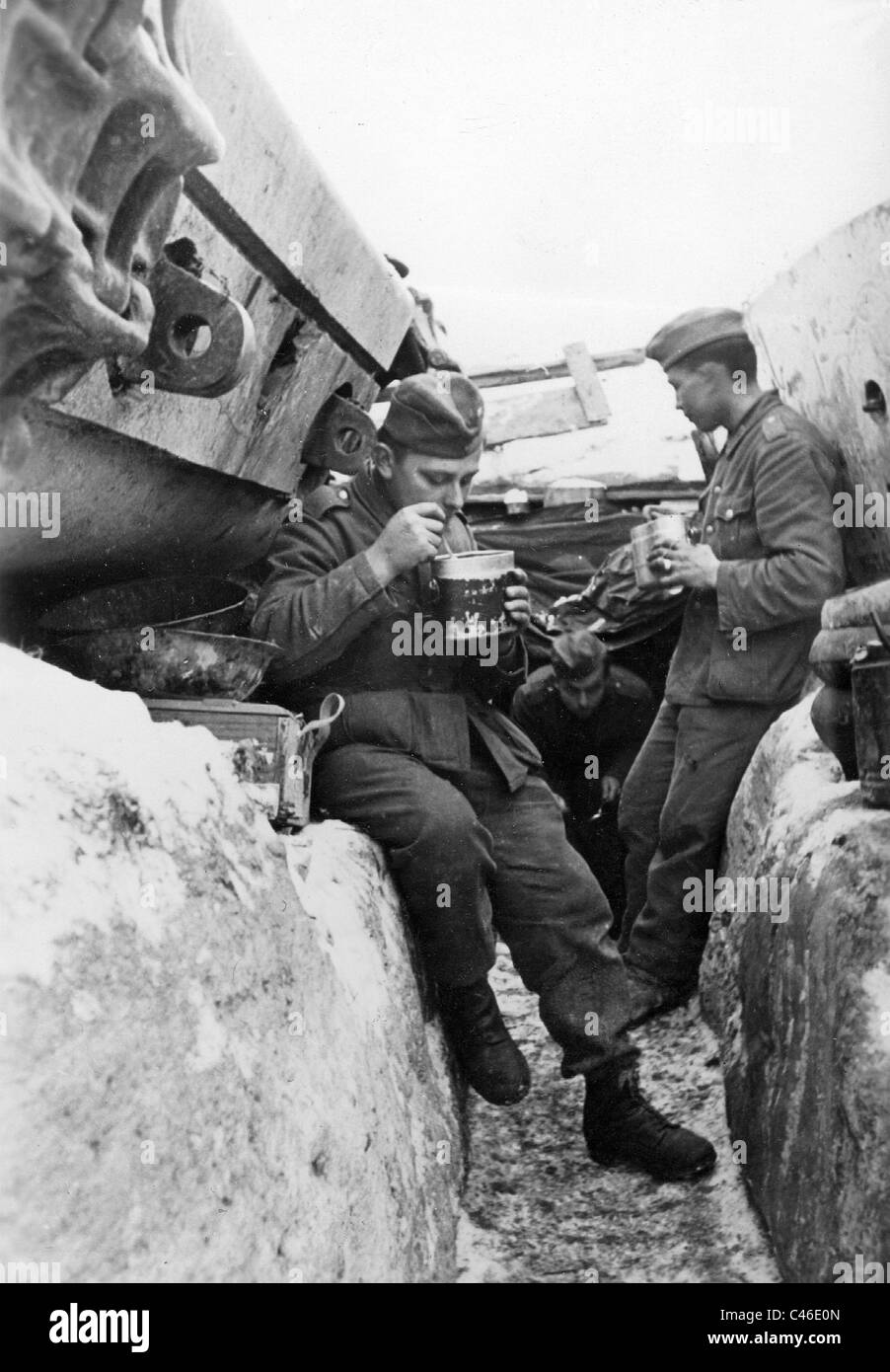 Deutsche Soldaten Essen in einem Graben, 1943 Stockfoto