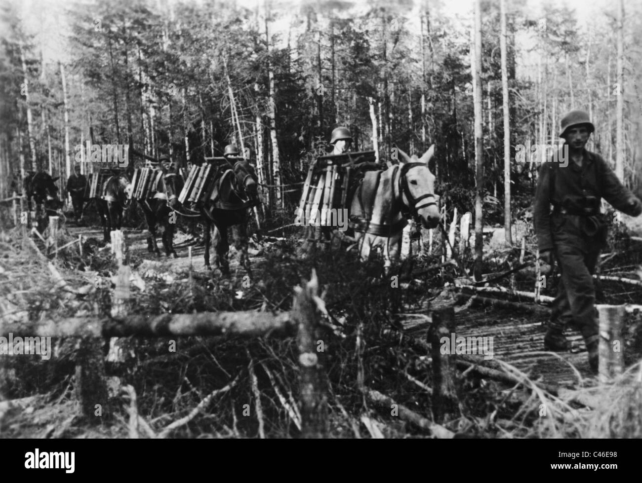 Zweiter Weltkrieg: Schlammigen und staubigen Straßen und Pisten Stockfoto