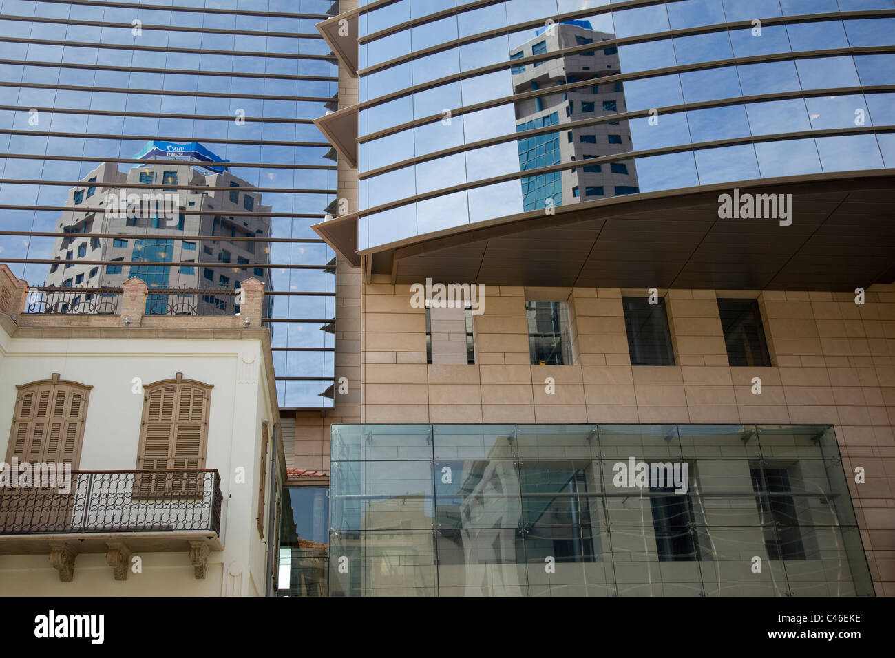 Foto eines alten Gebäudes in der Nähe eine neue in der Stadt Tel Aviv Stockfoto