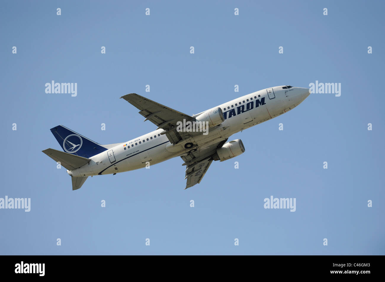 Flugzeug Boeing 737-300 der bulgarischen Fluggesellschaft Tarom beim Start vom Flughafen München in Deutschland Stockfoto